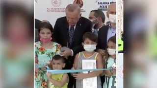 Erdoğan, törendeki çocukla kafasına vurarak konuştu!