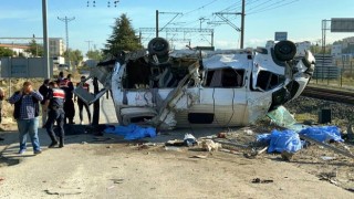 Tren servis minibüsüne çarptı: 4 ölü, 8 yaralı