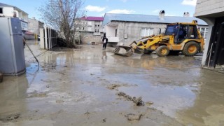 Van'da 6 mahalleyi sel bastı
