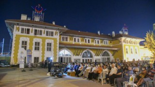 Yılmaz Güney’in çektiği “Umut” filmi, açılış sahnesinin geçtiği Adana Tren İstasyonu'nda gösterildi