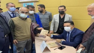 Prof. Dr. Özer'in Van'da düzenlediği imza günü ve söyleşiye yoğun ilgi