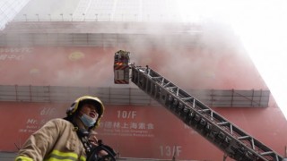Hong Kong'da Dünya Ticaret Merkezi'nde yangın: 160 kişi mahsur kaldı
