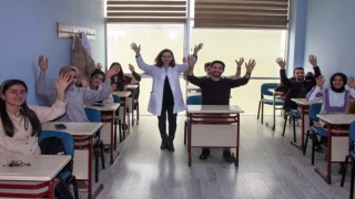 Şiirlerini işaret diliyle okumak için kursa başladı