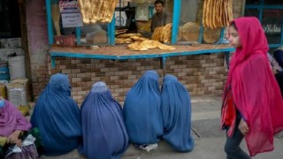 "Afganistan'da kız öğrenciler okula gidemezken Taliban mensupları çocuklarını Katar'da okula gönderiyor"
