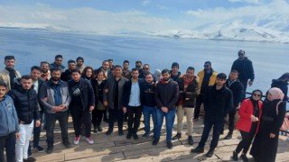 7 ülkeden gelen öğrenciler Akdamar Adası'nı gezdi