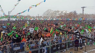 Tarihi kalede kar altında Newroz kutlaması