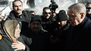 Cumhurbaşkanı Erdoğan’dan depremzedeye: Olanlar hep oldu, bunlar kader planının içinde olan şeyler