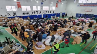 Edremit Belediyesi deprem bölgesine personel ve 6 tır yardım malzemesi gönderdi