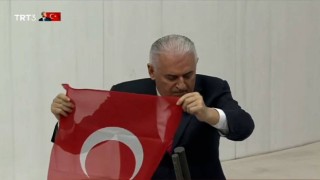 Meclis'te Türk bayrağı açan Binali Yıldırım İstiklâl Marşı'nı kağıda bakarak yanlış okudu