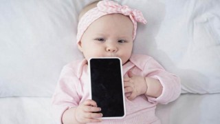 Cep telefonu almak için 8 aylık bebeklerini sattılar!