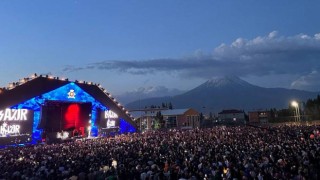 "Dün akşam Balıkesir'de Hande Yener konserinin iptal edildiği dakikalarda Doğubayazıt'ta neler gördüm?"