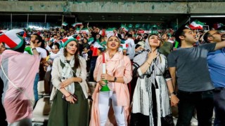 İran'da kadınların stadyumlara girişine onay verildi