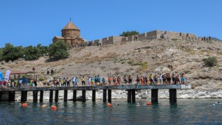 Van Denizi Yüzme Festivali renkli görüntülerle son buldu