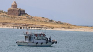 Van Gölü'ne dökülen yağlara dikkat çekildi