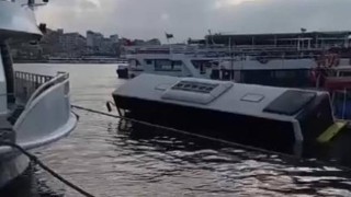 Eminönü'nde halk otobüsü denize düştü