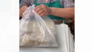Görme engelli ablasına küflenmiş ekmek satanı kameraya aldı, belediyeye şikayet etti