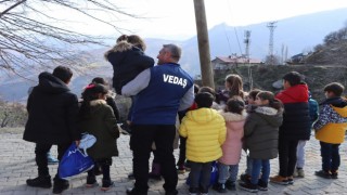 VEDAŞ'tan öğrencilere kışlık elbise katkısı