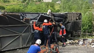 Bitlis’te yolcu otobüsü ile kamyon çarpıştı: 2 ölü, 4’ü ağır 30 yaralı