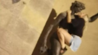 Heykelle erotik pozlar veren turist tepkilere neden oldu