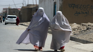 Taliban'dan yeni yasaklar: Kadınların sesi sokakta duyulmayacak