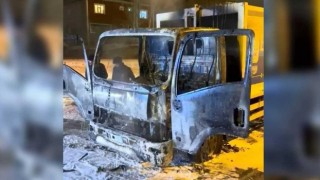 Van'da belediyeye ait çöp toplama aracı yakıldı