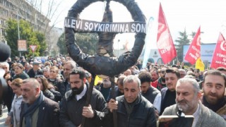 İstanbul'da Alevi katliamı kınandı; Siyah çelenk bırakıldı