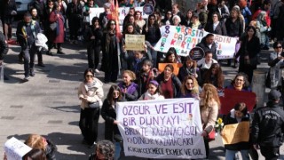 Kadınlar 8 Mart için Kadıköy'de buluştu: 9 kadın gözaltında