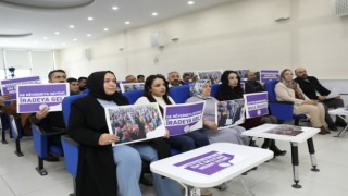 Meclis üyeleri toplantıya pankartlarla geldi