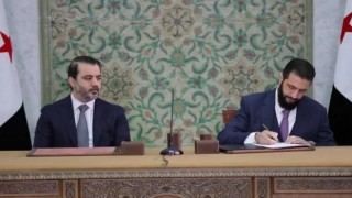 Suriye'nin geçici anayasası imzalandı: İşte, öne çıkan maddeler...