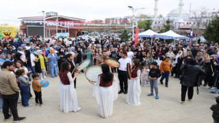 Van Gölü kıyısında çocuk şenliği