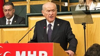 Bahçeli 5 ay sonra Meclis Grup Toplantısına katıldı: "Tanrı Türk'ü Korusun" yazılı rozeti dikkat çekti