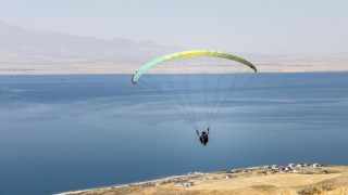 Van Gölü'ne karşı yamaç paraşütü