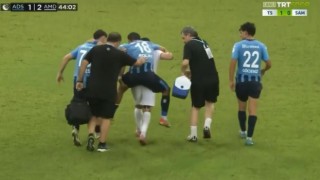 Amedsporlu oyuncu asker selamı veren Adana Demirsporlu oyuncuyu sırtında taşıdı