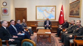 Tom Barrack ile Bakan Güler'in oturma düzeni tartışma yarattı: Kare, 'eşitiz' demiyor