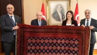 Öcalan, Bahçeli’ye kilim hediye etti