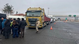 Kobani için gönderilen 25 yardım tırına geçiş izni verilmedi; konvoy Diyarbakır'a geri döndü