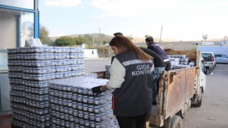 Van’da tarihi geçmiş 860 koli ayrana el konuldu