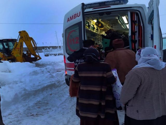 Van'da kar ve tipi nedeniyle yolda mahsur kalan 16 kişi kurtarıldı