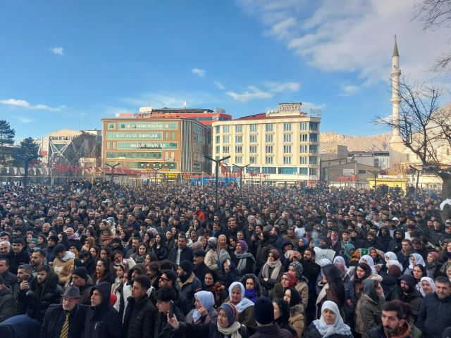 Öcalan'ın açıklaması için Van'da dev ekran kuruldu (VİDEO) açıklama dört dilde olacak