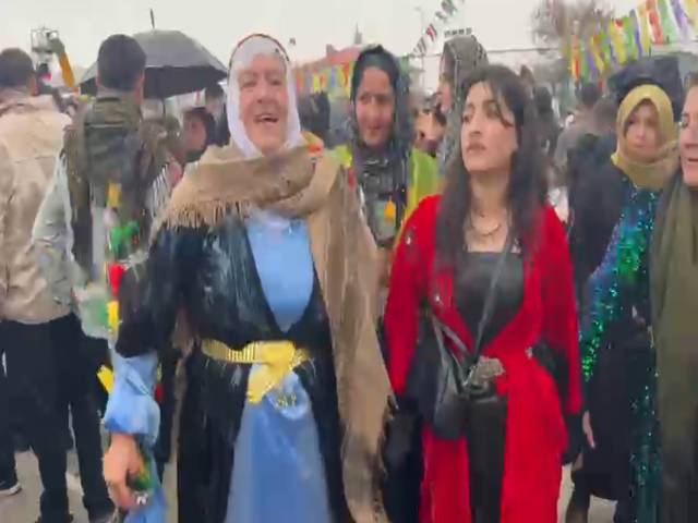 Van Gölü kıyısında sözlü Newroz halayı (VİDEO)