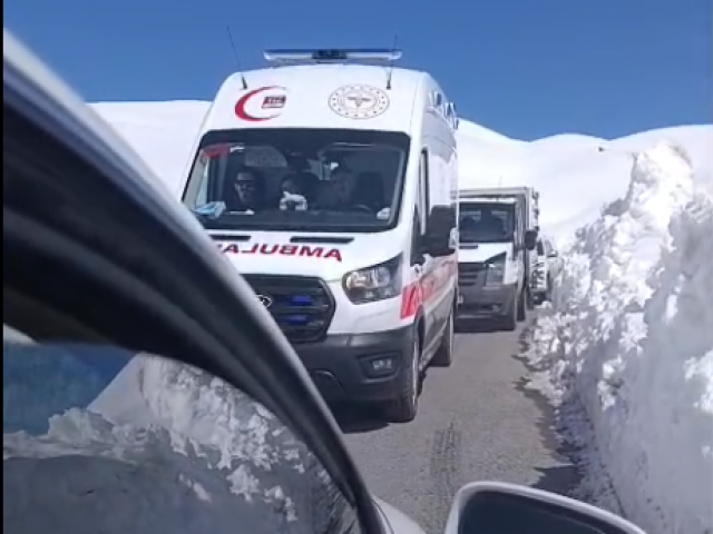 Hakkari'de bahar kış gibi: Nisan'da bir metreyi geçen kar (VİDEO)