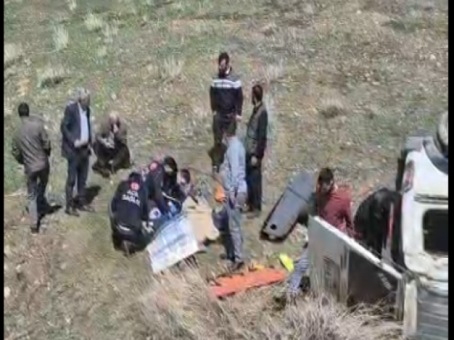 Van-Hakkari karayolunda kaza: 4 yaralı (VİDEO)
